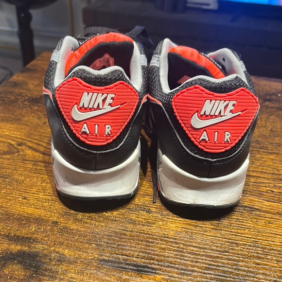 Nike Air Max 90
Black Radiant Red Wolf Grey - Picture 3 of 6